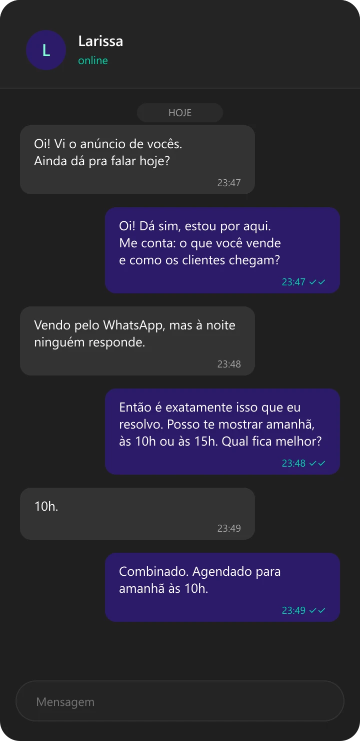 Ilustração de conversa de WhatsApp: um lead escreve às 23:47 e a Larissa responde e agenda uma reunião.